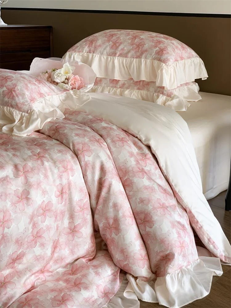Romantische Rüschen-Bettgarnitur aus Baumwoll-Perkal mit floralem Jacquardprint