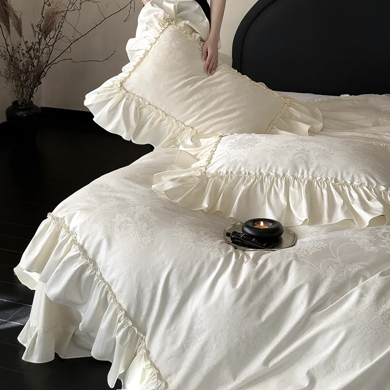 Jacquard-Satin Bettwäschegarnitur mit Volantrand und dekorativen Rüschenkissen