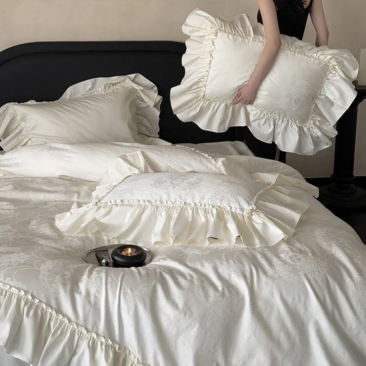 Jacquard-Satin Bettwäschegarnitur mit Volantrand und dekorativen Rüschenkissen
