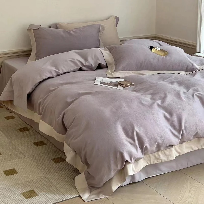 Hochwertiges Bettwäsche-Set aus Baumwollsatin mit Jacquard-Blütenrelief und kontrastierter Saumverarbeitung