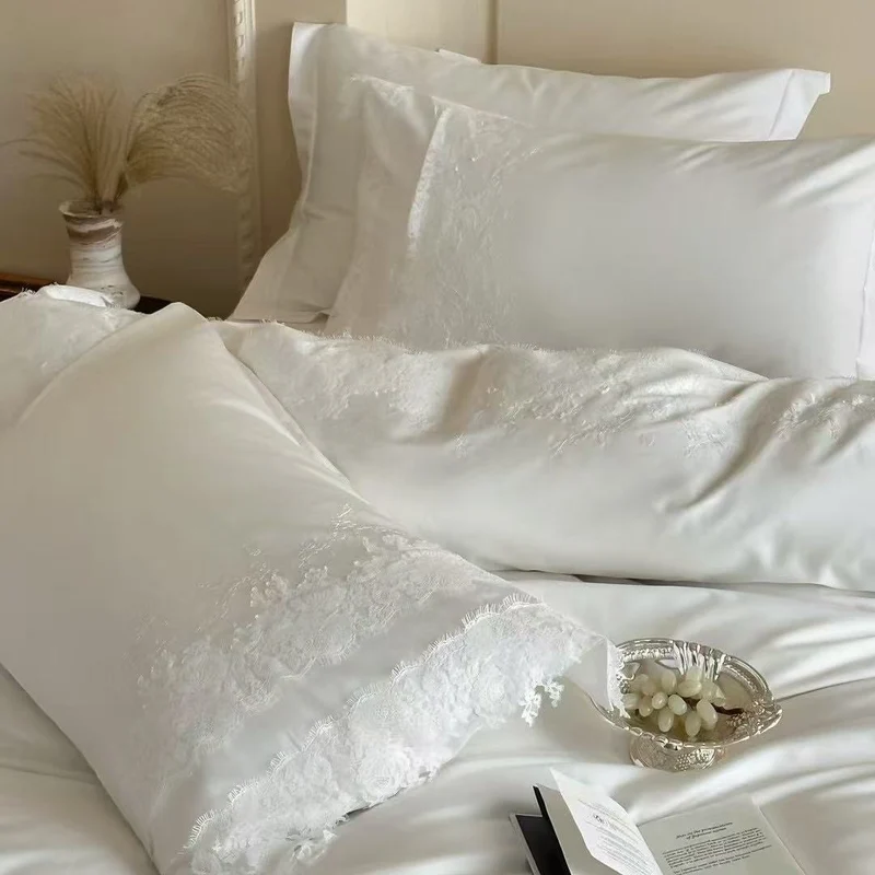 Glänzende Satin-Bettgarnitur mit feiner Spitzenapplikation und floraler Reliefstickerei