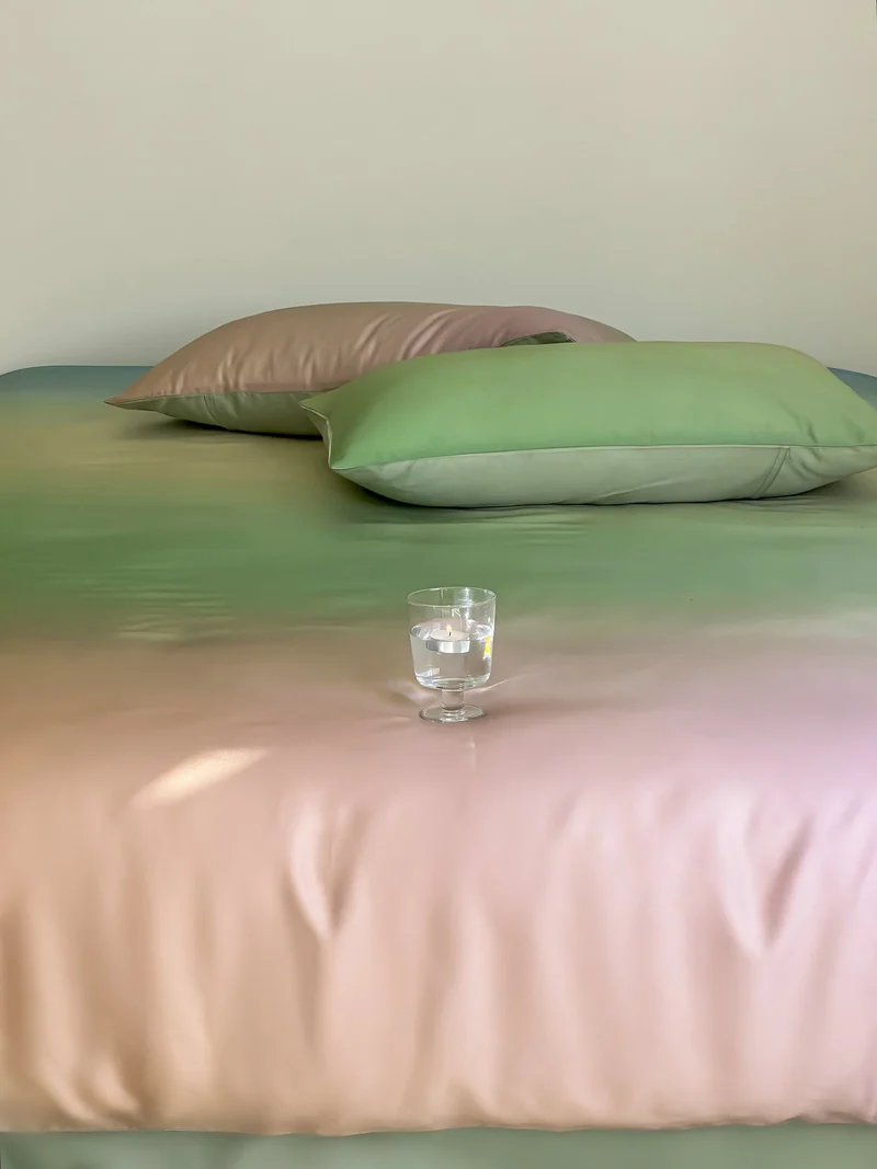 Bettwäsche-Set aus Satin mit sanftem Ombre-Farbverlauf und seidig-mattem Griff