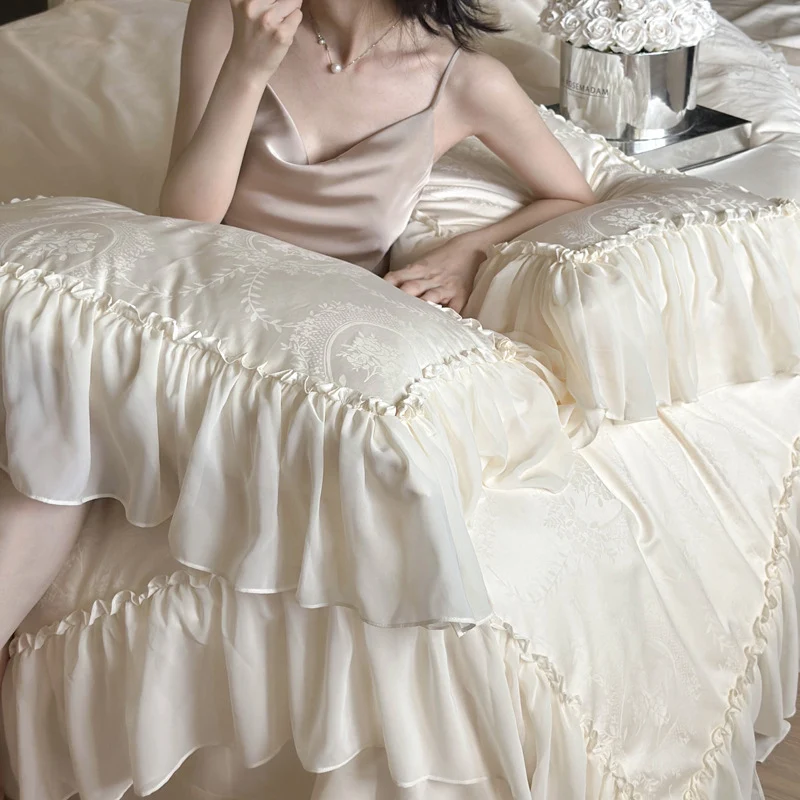 Bettwäsche‑Garnitur im Vintage‑Rüschenstil aus Baumwollsatin mit Jacquard‑Medallion und Volant