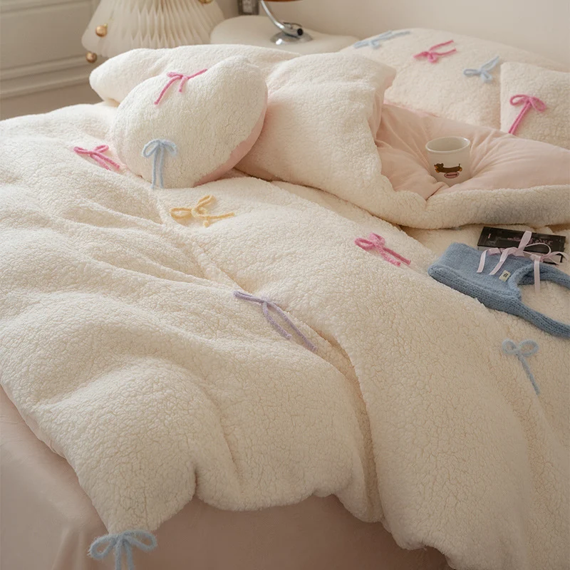 Wendbare Teddy-Fleece Bettwäschegarnitur mit 3D‑Schleifen‑Applikationen und Herz‑Zierkissen