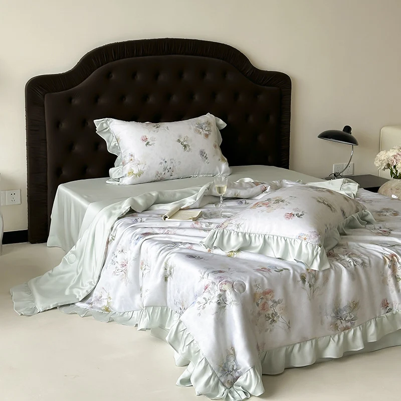 Satin-Schlafgarnitur mit seidigem Finish, Aquarell-Blumenmotiv und Volantkanten