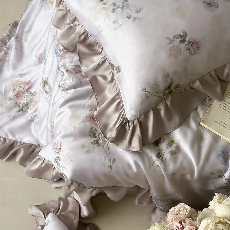 Satin-Schlafgarnitur mit seidigem Finish, Aquarell-Blumenmotiv und Volantkanten