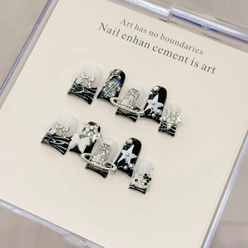 Dekorativer mit Strass besetzter Nail Art Set