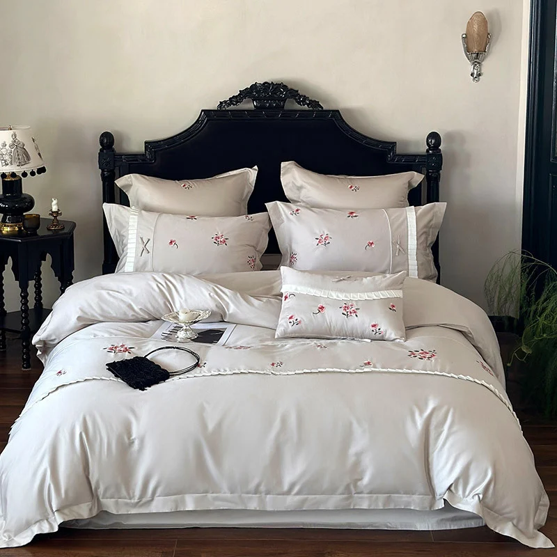 Elegantes Baumwollsatin-Bettwäsche-Set mit feiner Rosenstickerei und Plissee-Volant