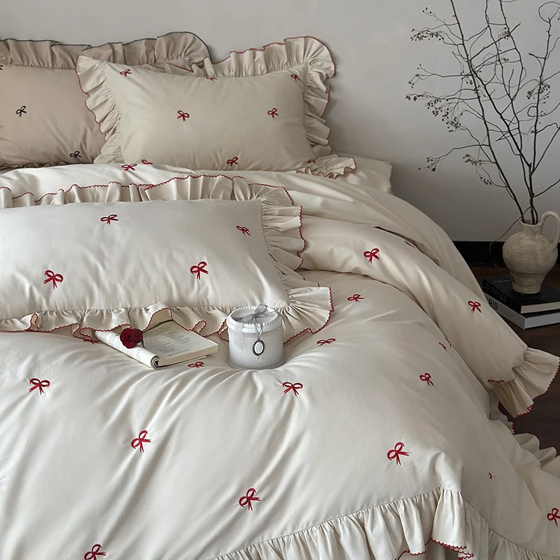 Luxuriöses Bettwäsche-Set mit Rüschen und bestickten Schleifen