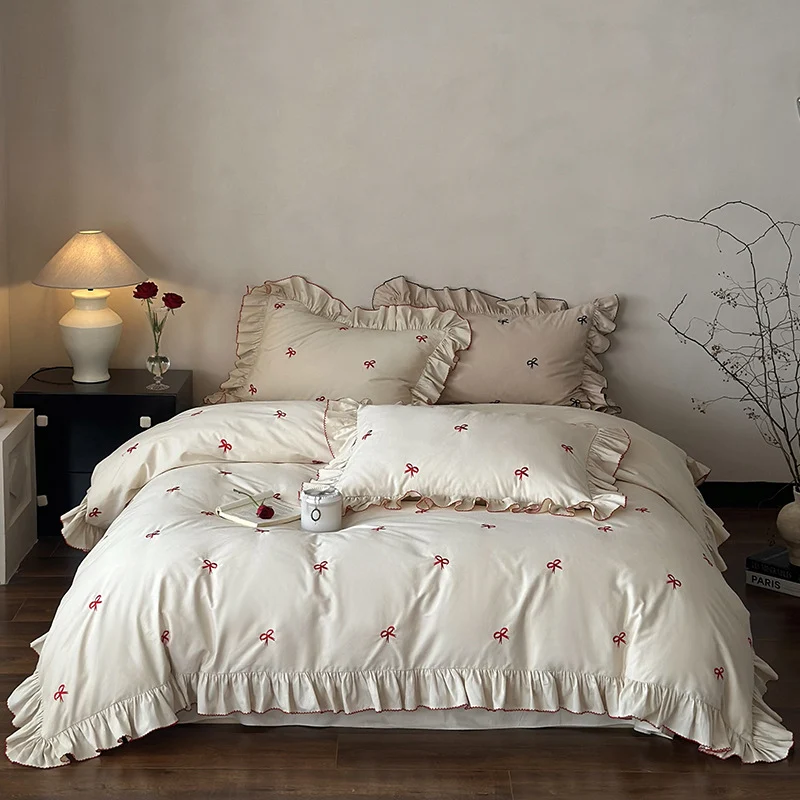 Luxuriöses Bettwäsche-Set mit Rüschen und bestickten Schleifen