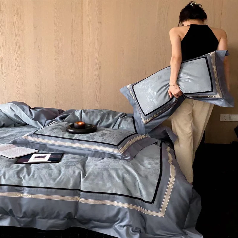 Premium-Bettgarnitur aus schwerem Baumwollsatin mit eingewebtem Mosaikrelief und doppelt abgestepptem Saum