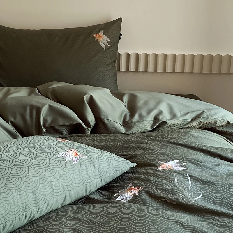 Premium-Bettbezug-Garnitur aus Baumwollsatin mit gewebtem Wellenjacquard und Koi-Stickerei