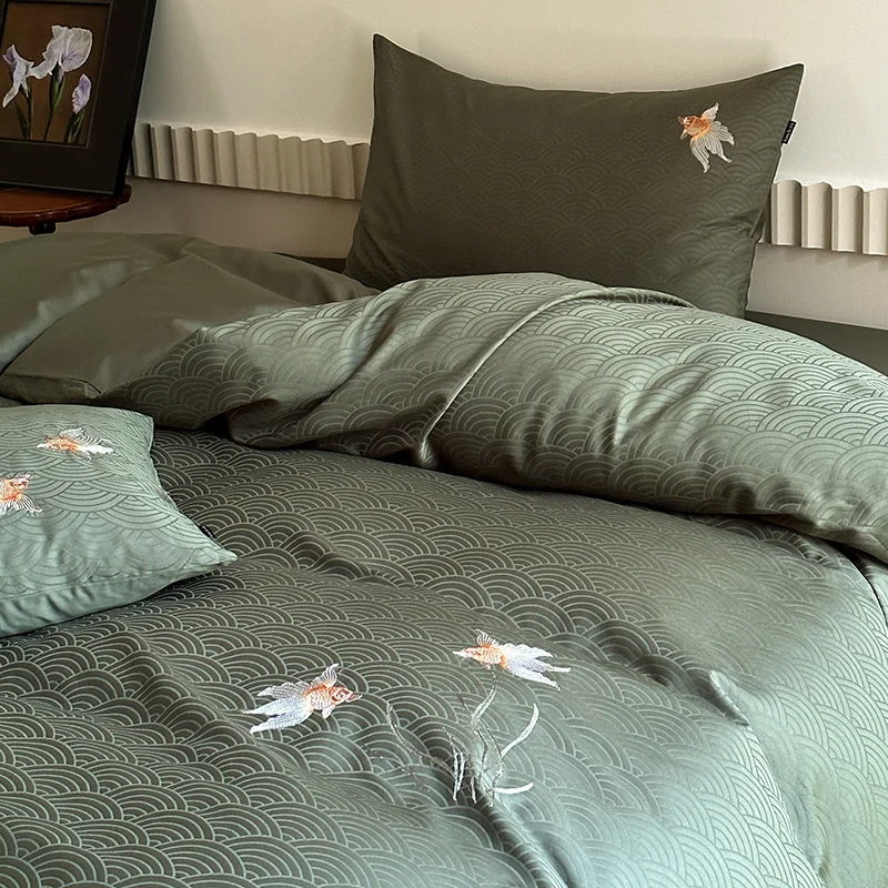 Premium-Bettbezug-Garnitur aus Baumwollsatin mit gewebtem Wellenjacquard und Koi-Stickerei