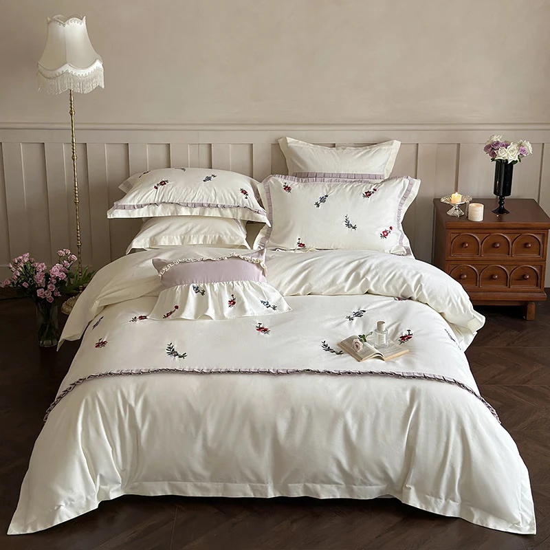 Duvetbezug-Set aus Premium-Baumollsatin mit dezent gesticktem Wildblumenmotiv und Rüschenkante