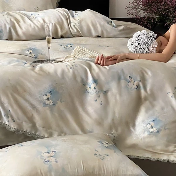 Premium-Bettwäsche aus feinem Satin mit aquarellierter Blumenoptik und Spitzenkante