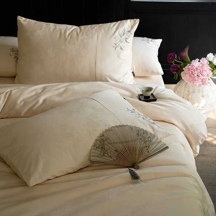 Luxuriöses Satin-Bettwäsche-Set mit zarter Blumenstickerei