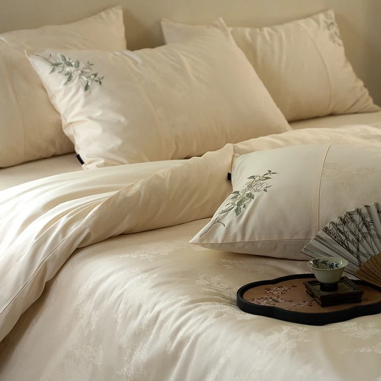 Luxuriöses Satin-Bettwäsche-Set mit zarter Blumenstickerei