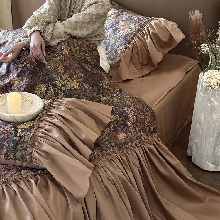 Opulente Jacquard-Bettwäschegarnitur mit großem Volant und dekorativer Rüscheneinfassung