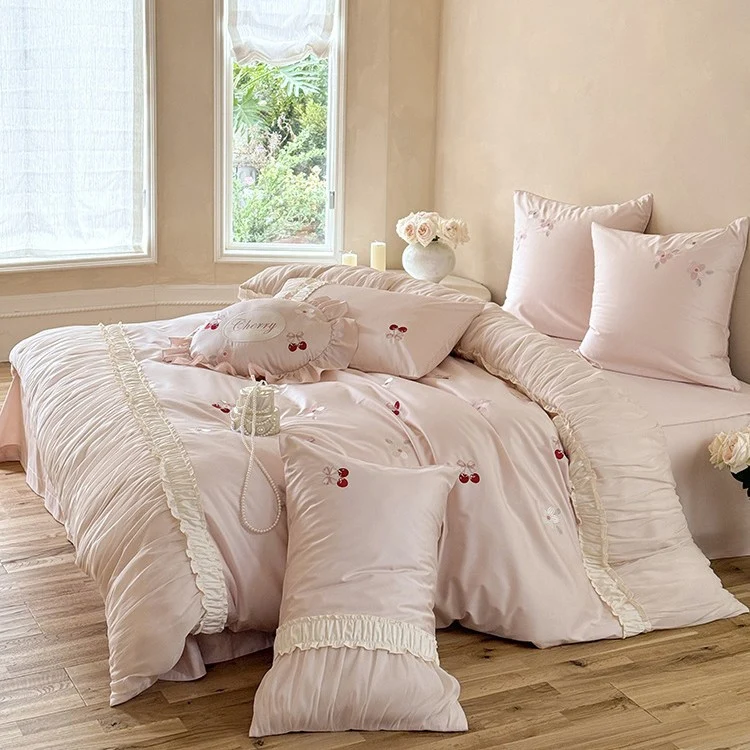 Luxuriöses Satin-Bettwäsche-Set mit gerafftem Volant, Kirschstickerei und Zierkissen