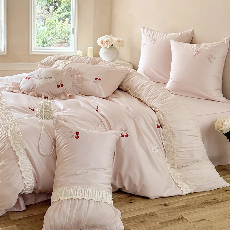 Luxuriöses Satin-Bettwäsche-Set mit gerafftem Volant, Kirschstickerei und Zierkissen