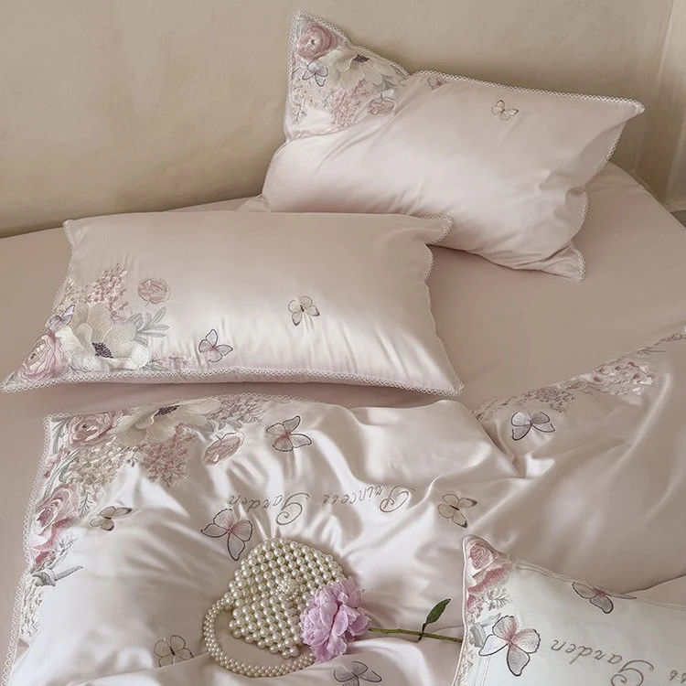 Luxuriöses Baumwollsatin-Bettwäsche-Set mit Blumenstickerei und Spitzenrand