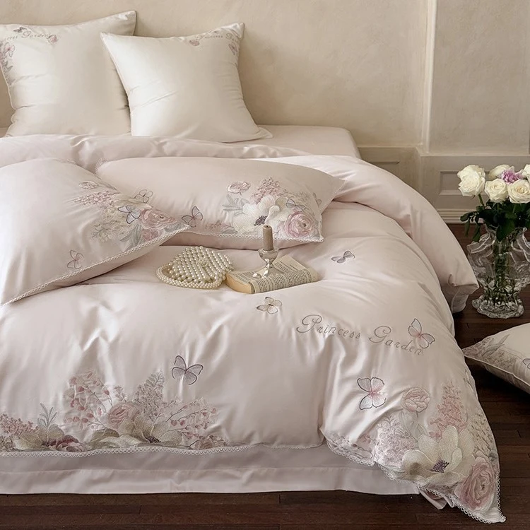 Luxuriöses Baumwollsatin-Bettwäsche-Set mit Blumenstickerei und Spitzenrand