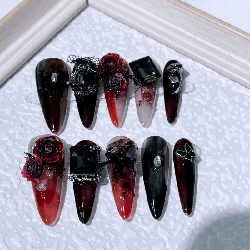 Aufwendig gestaltete gotische Nagelkunst