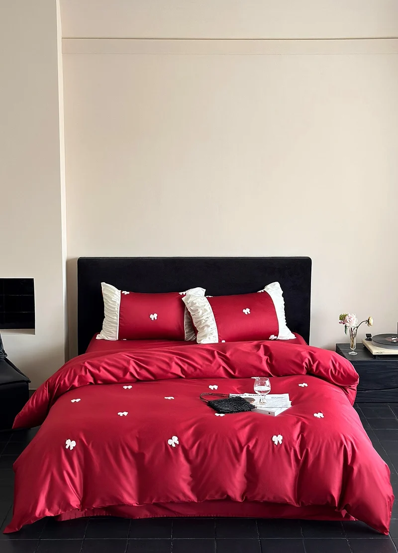 Luxuriöses Baumwollsatin-Bettwäsche-Set mit gestickten Schleifen und Rüschendetails