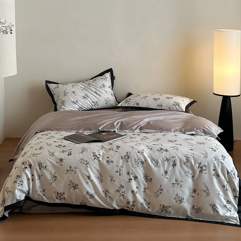 Luxuriöses Baumwollsatin-Bettwäsche-Set mit feinem Botanischem Druck und kontrastierter Kante