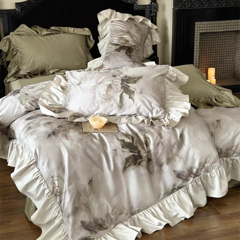 Luxuriöses Satin-Bettwäsche-Set mit Rüschen und Aquarell-Blumen