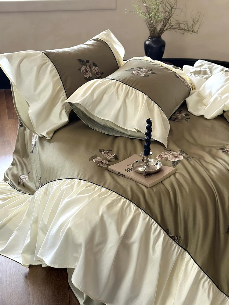 Luxuriöses Satin-Bettwäsche-Set mit Blumenstickerei und Rüschen
