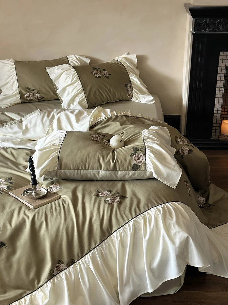 Luxuriöses Satin-Bettwäsche-Set mit Blumenstickerei und Rüschen