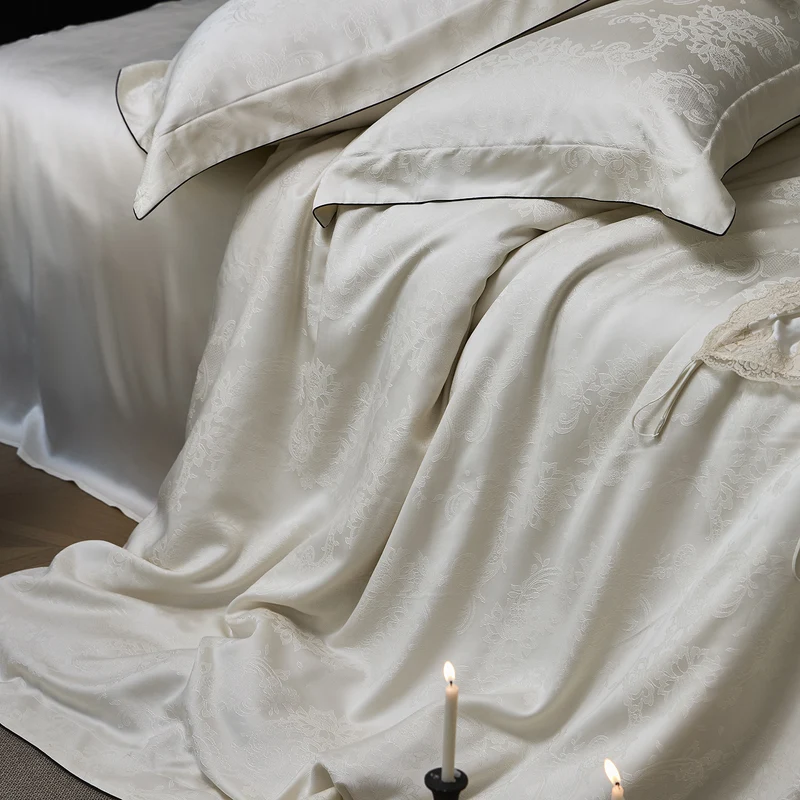 Luxuriöse Satin-Jacquard-Bettwäschegarnitur mit feiner Paspel