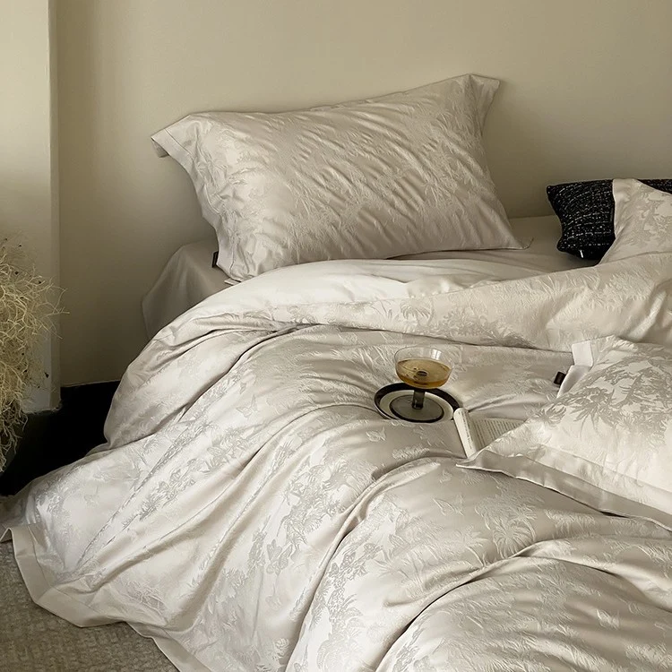 Luxuriöse Bettwäsche-Garnitur aus Jacquard-Satin mit floralem Reliefmuster