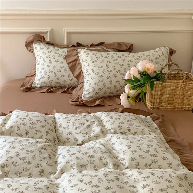 Romantische Bettwäsche-Komplettgarnitur aus Baumwoll-Perkal mit zartem Blumenprint, Volant-Rüsche und seidig-mattem Finish