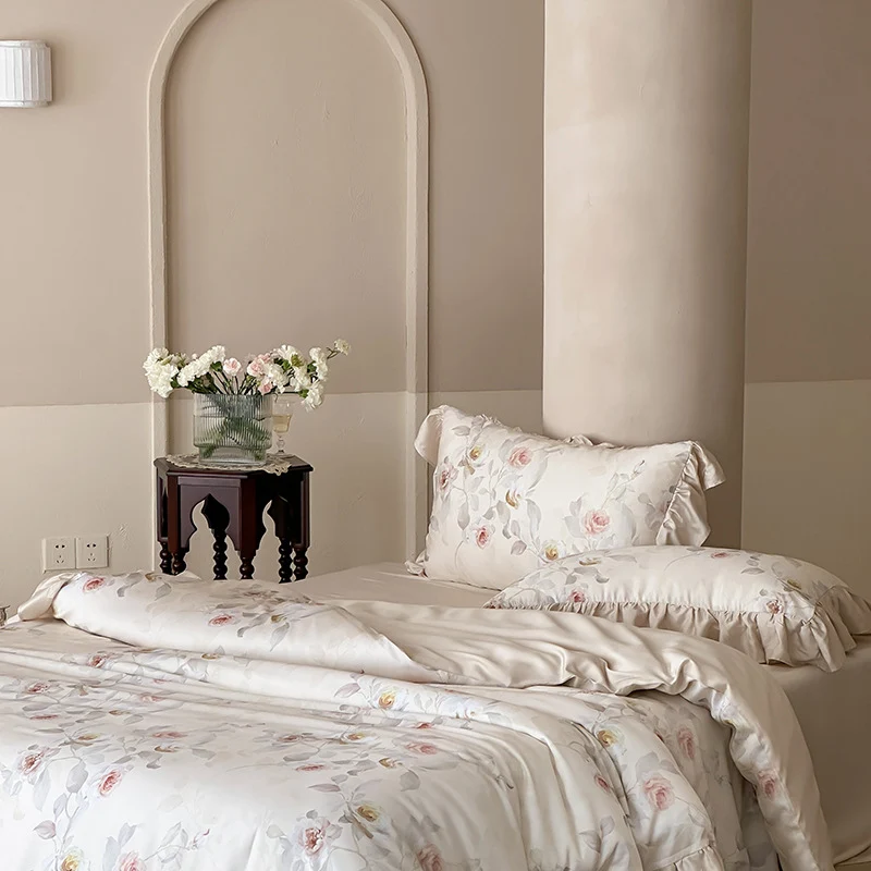 Luxuriöse Satin-Bettwäschegarnitur mit gerüschten Kissen und zartem Aquarell-Rosenprint