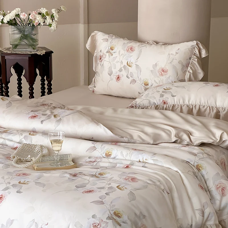 Luxuriöse Satin-Bettwäschegarnitur mit gerüschten Kissen und zartem Aquarell-Rosenprint