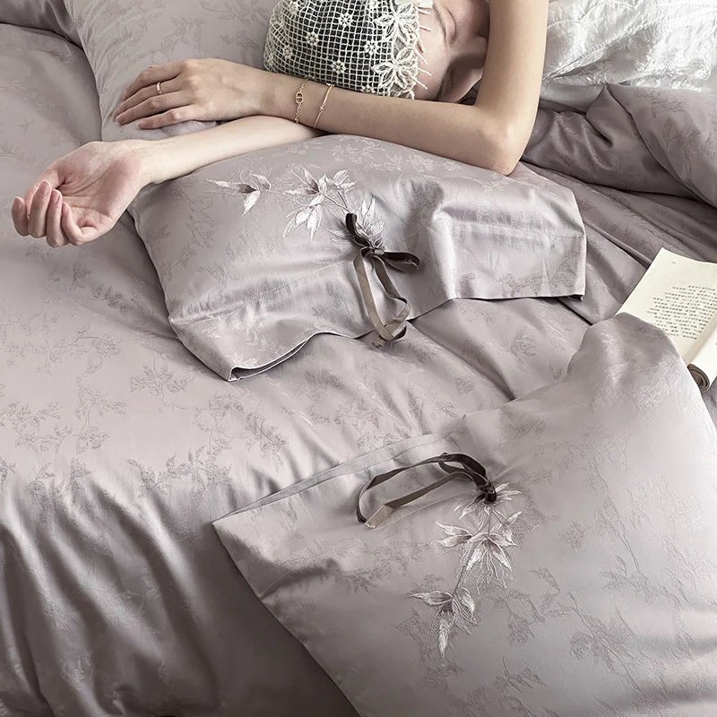Jacquard-Satin Bettwäschegarnitur mit floraler Applikation und Zierschleife