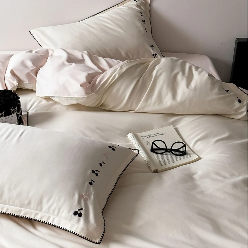Luxuriöses Baumwollsatin-Bettwäsche-Set mit dezent bestickten Kirschen