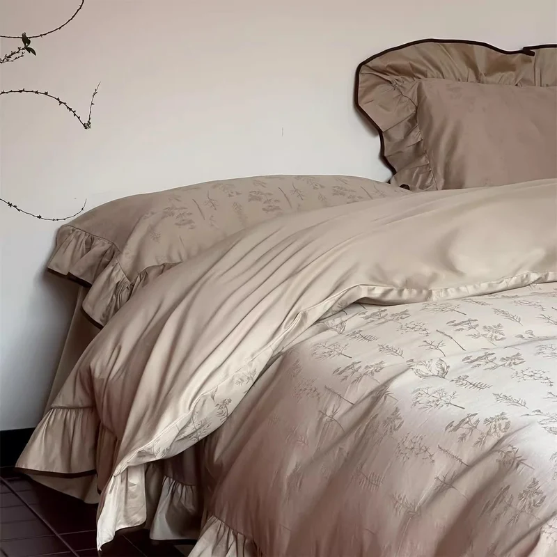 Luxuriöse Satin-Bettwäsche mit floralem Jacquard und Kontrastpaspel