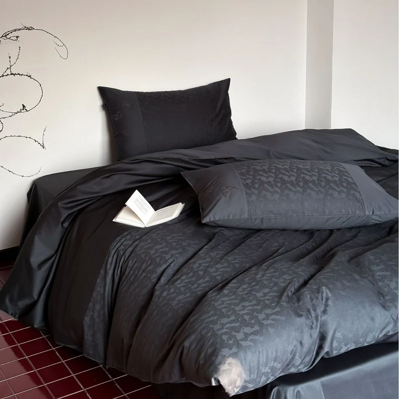 Luxuriöse Satin-Bettwäsche mit floralem Jacquard und Kontrastpaspel