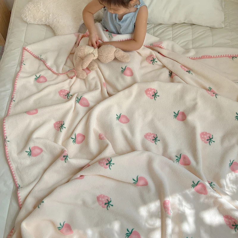 Kuscheldecke aus Mikrofleece mit Punktmuster und dekorativer Kettelnaht
