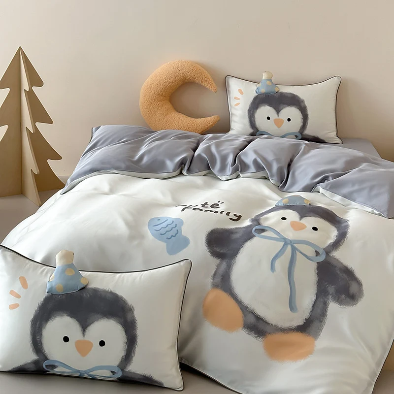 Kinderbettwäsche aus seidenmattem Satin mit illustrativem Panda- und Apfelprint sowie feiner Paspel