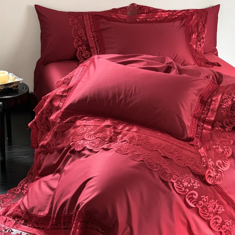 Extravagante Satin-Bettgarnitur mit Spitzenapplikation und Kissenbezügen
