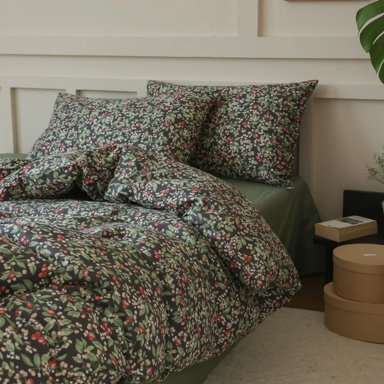 Baumwoll-Perkal Bettwäschegarnitur mit botanischem Skizzenprint und verdecktem Hotelverschluss