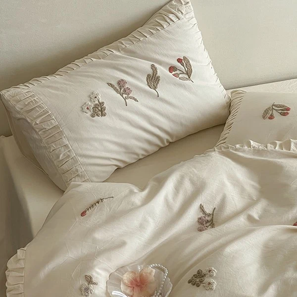 Baumwoll-Bettwäschegarnitur mit zarter Blumenstickerei und Volantrand