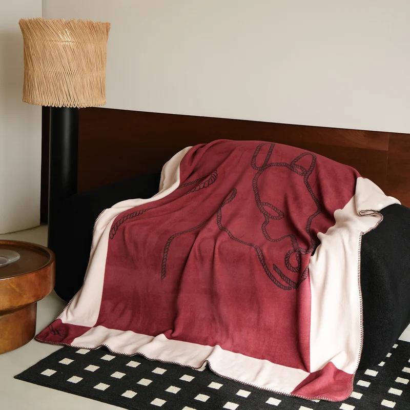 Wohndecke mit gesticktem Kordelmotiv und Ziernaht