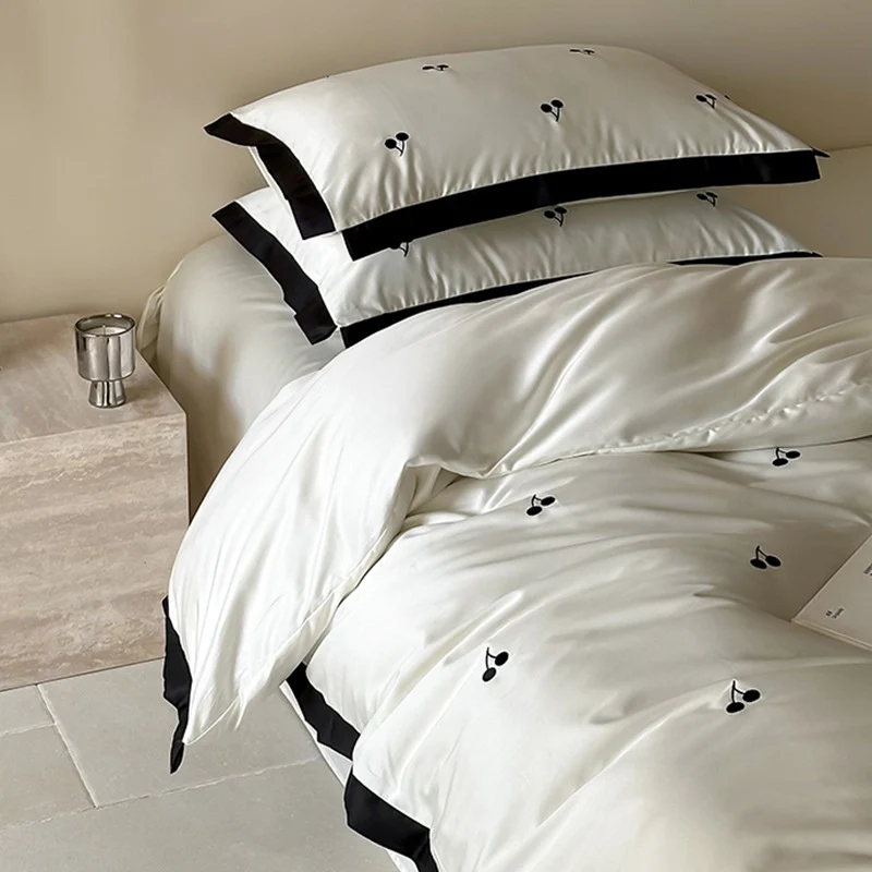 Luxuriöses Satin-Bettwäsche-Set mit Kirschstickerei und kontrastierter Einfassung
