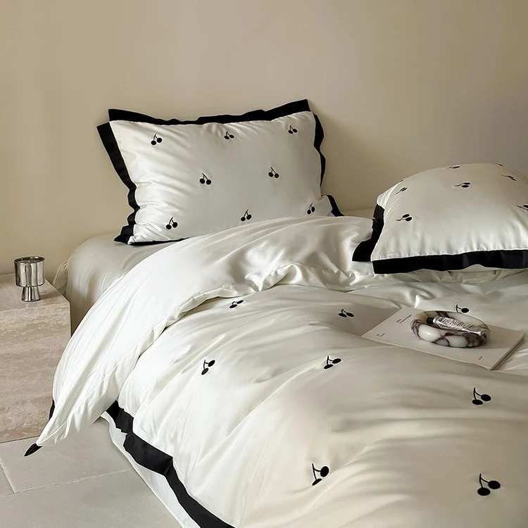 Luxuriöses Satin-Bettwäsche-Set mit Kirschstickerei und kontrastierter Einfassung