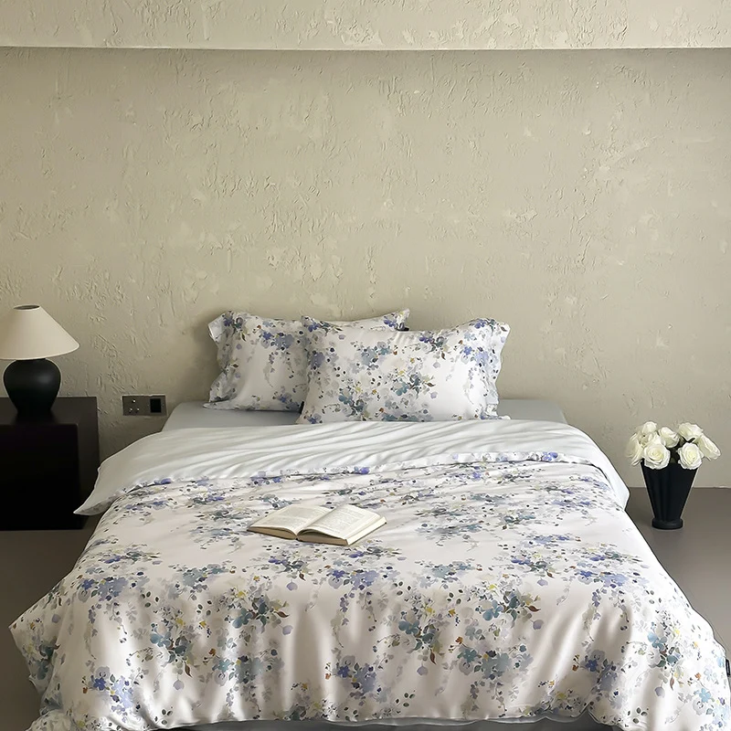 Luxuriöses Satin-Bettwäsche-Set mit floralem Aquarellprint und seidig-glänzendem Finish